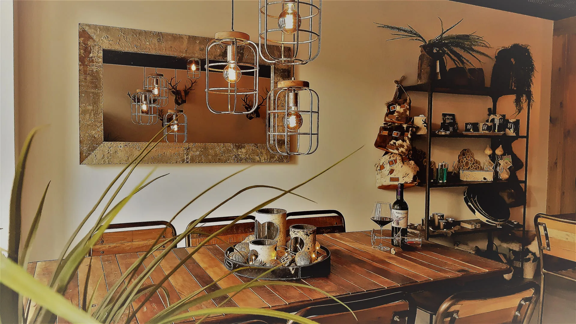 Einrichtungsdetails mit Tisch, Lampen, Regal und Pflanzen in einem Weingeschäft